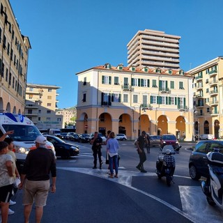 Incidente in piazza Dante a Imperia: auto contro scooter all’incrocio con via della Repubblica