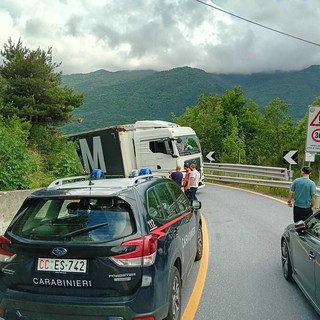 Autoarticolato fuori strada a Pornassio, Statale 28 bloccata