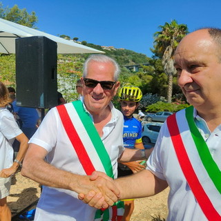 I sindaci di Imperia Claudio Scajola e di San Lorenzo al mare Paolo Tornatore si stringono la mano il giorno dell'inaugurazione