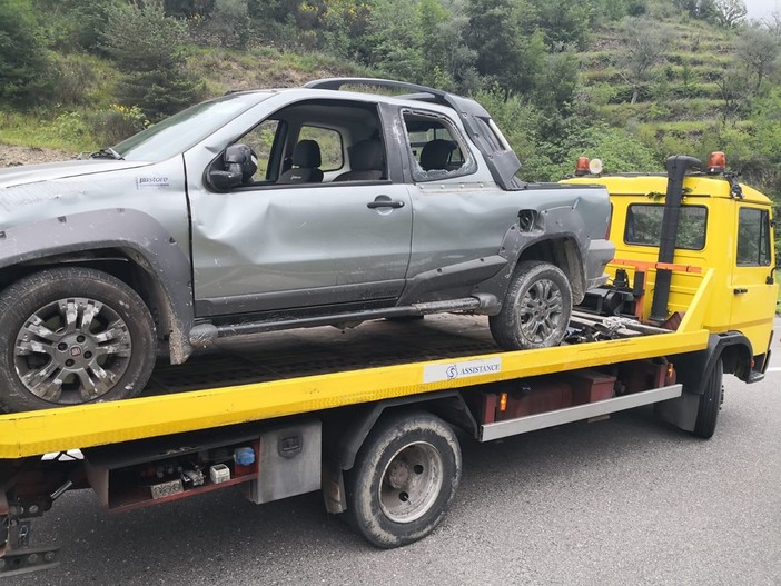 Pieve di Teco: scontro tra un'auto ed un furgoncino alla rotonda, illesi gli occupanti