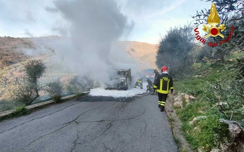Incendio a Villa Faraldi: furgone in fiamme, intervento dei vigili del fuoco