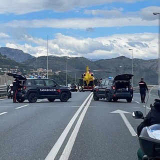 Ventimiglia: scooter tampona un'auto sul cavalcavia, centauro 26enne portato via in elicottero