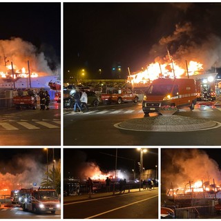 Sanremo: ripartito l’incendio, completamente avvolto dalle fiamme lo yacht al cantiere di porto vecchio (Foto e Video)