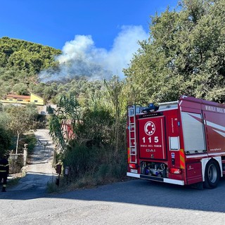 Incendio boschivo a Diano Calderina: fiamme in espansione