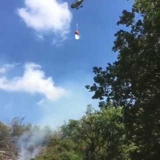 Aurigo, incendio boschivo in località Rue Grande: sul posto vigili del fuoco, carabinieri forestali e anche l'elicottero (foto)