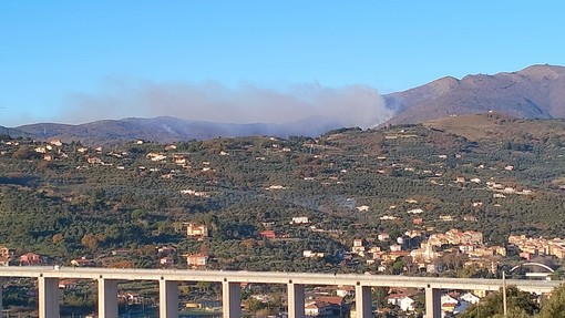 Incendio sul Monte Faudo,  in azione i mezzi aerei per domare le fiamme (video)