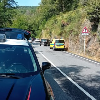Auto esce di strada a Pornassio, ferito un settantenne