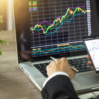 Investimenti online: dalle strategie agli asset da monitorare per giocare in borsa oggi