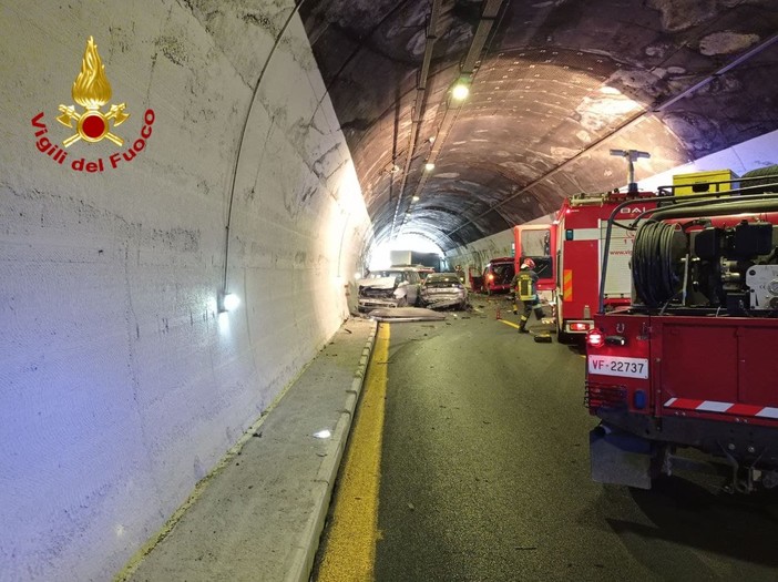 Grave incidente sulla A10: quattro feriti e autostrada bloccata per oltre due ore