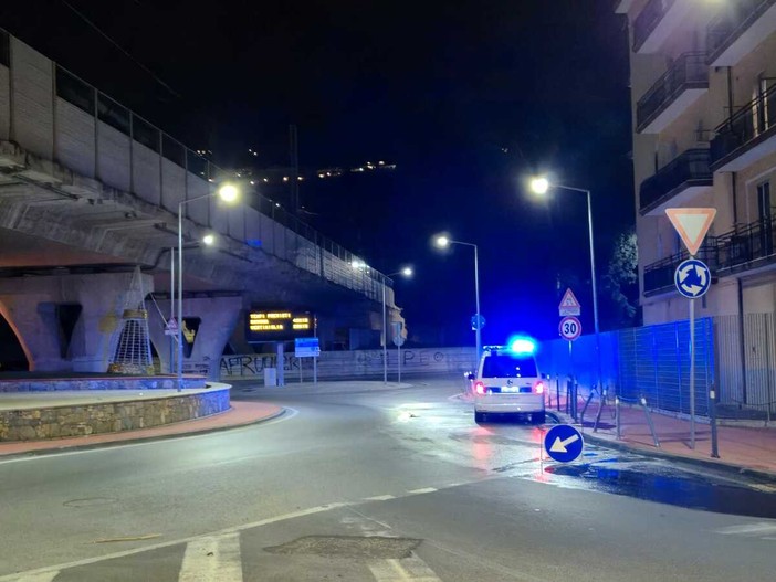 Imperia, camion della nettezza urbana in fiamme dalla rotonda di Castelvecchio