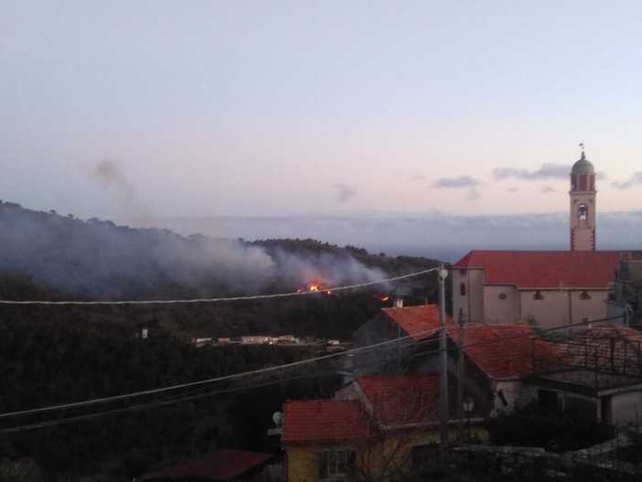 San Bartolomeo: a fuoco le colline tra Chiappa e il versante andorese San Bartolomeo: a fuoco le colline tra Chiappa e il versante andorese