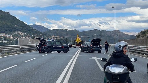 Ventimiglia: scooter tampona un'auto sul cavalcavia, centauro 26enne portato via in elicottero Ventimiglia: scooter tampona un'auto sul cavalcavia, centauro 26enne portato via in elicottero