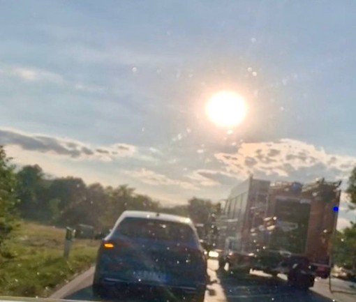 Violento scontro tra un'auto e una moto sulla Statale 28, muore un motociclista