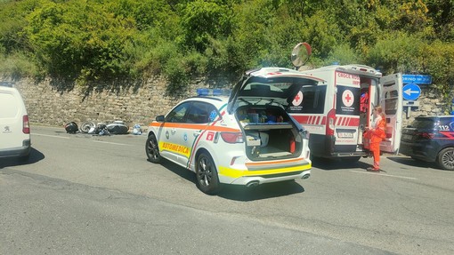 Imperia, scontro tra auto e scooter in via Ponte Vecchio: feriti gravemente marito e moglie