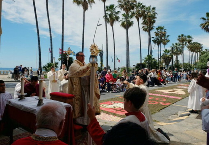 Petali e devozione: San Giovanni rinnova la tradizione dell'Infiorata