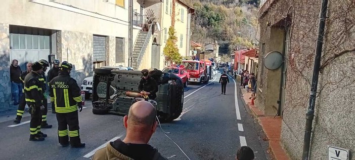 Pornassio, incidente sulla Statale 28: auto si ribalta, ferito un trentenne