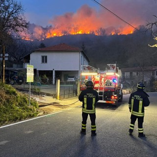 Emergenza incendi, entroterra nella morsa del fuoco: notte di presidio per i vigili del fuoco