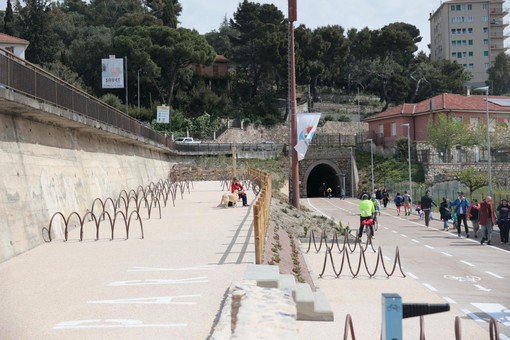 Imperia investe nell’arredo urbano: in arrivo nuove pensiline e portabici lungo la costa e la ciclabile