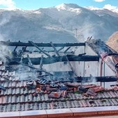 Incendio in una casa a Ottano di Pornassio, spento dai pompieri (foto e video)