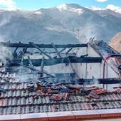 Incendio in una casa a Ottano di Pornassio, spento dai pompieri (foto e video) Incendio in una casa a Ottano di Pornassio, spento dai pompieri (foto e video)