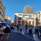 Incidente in piazza Dante a Imperia: auto contro scooter all’incrocio con via della Repubblica Incidente in piazza Dante a Imperia: auto contro scooter all’incrocio con via della Repubblica