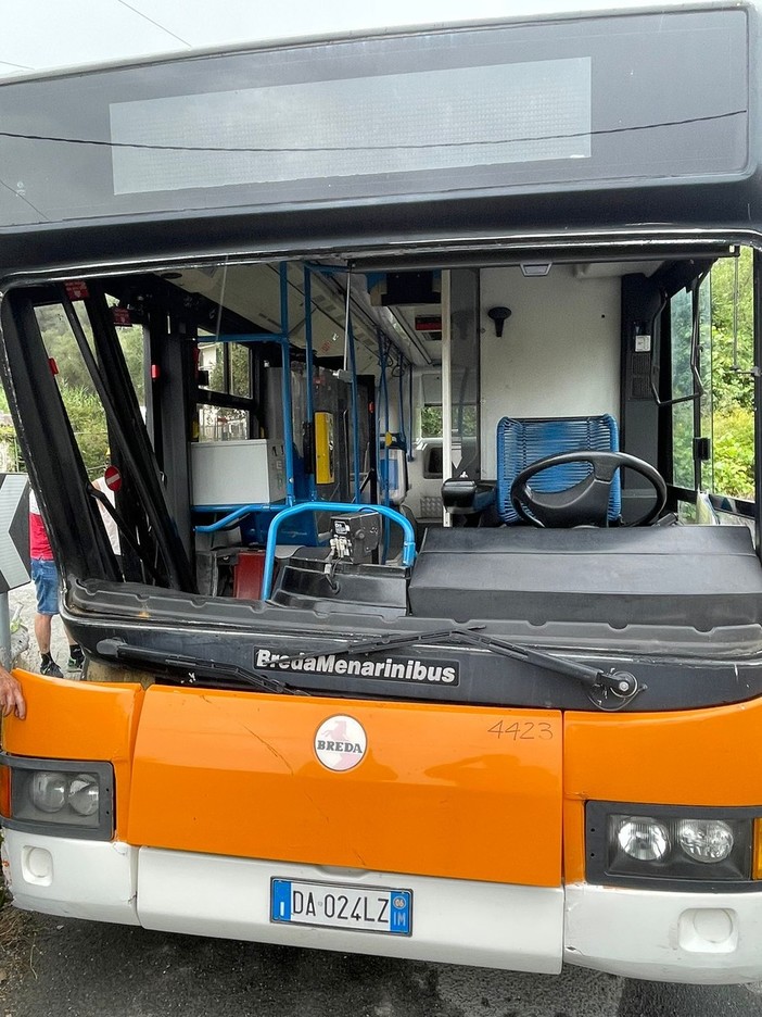 Incidente a Borgo d'Oneglia, paura per i passeggeri di un bus della Riviera Trasporti Incidente a Borgo d'Oneglia, paura per i passeggeri di un bus della Riviera Trasporti