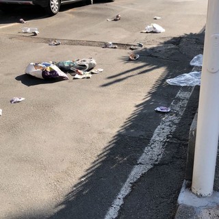 San Bartolomeo al Mare, abbandona un sacchetto di rifiuti in strada: multa da 600 euro