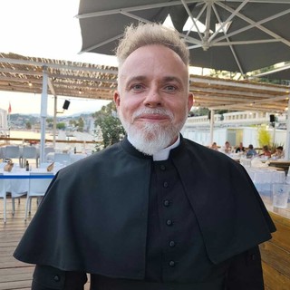 Don Tomasz, un parroco tra il pubblico di Vannacci: "Lo seguo e l'ho votato"