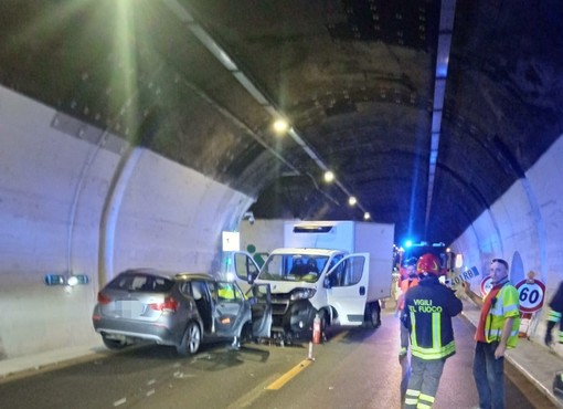 Incidente in tratto a doppio senso, frontale auto - furgone: lunghe code in A10