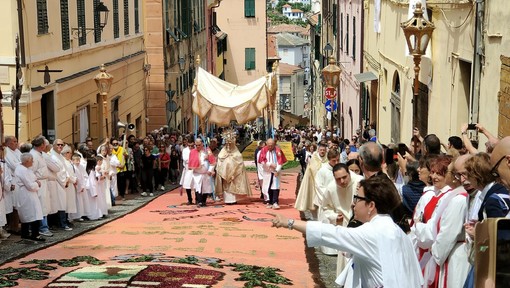 Infiorate in via Carducci a Imperia, Diano Marina e nella frazione di Diano Calderina, e a Diano Castello Infiorate in via Carducci a Imperia, Diano Marina e nella frazione di Diano Calderina, e a Diano Castello
