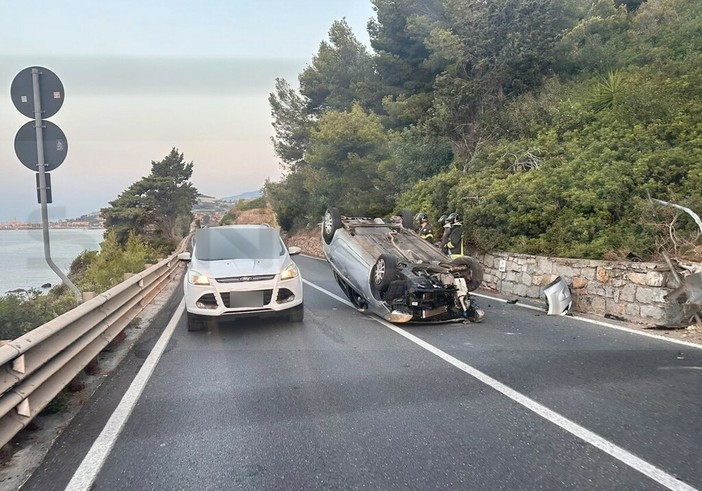 Auto si ribalta sull’Aurelia a Cipressa, ferita una 17enne Auto si ribalta sull’Aurelia a Cipressa, ferita una 17enne