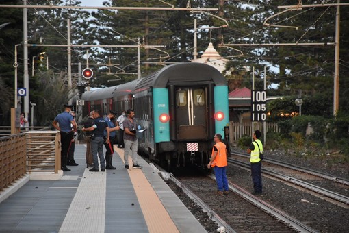 Tragedia a Bordighera, un uomo è morto investito da un treno, circolazione ferroviaria interrotta per alcune ore