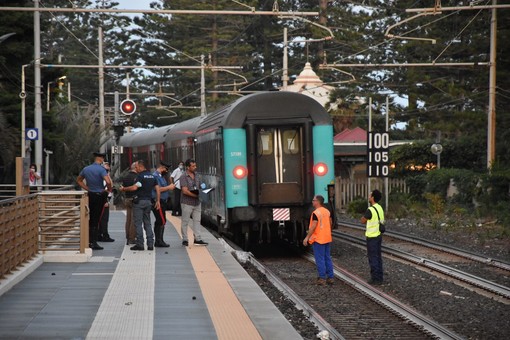 Tragedia a Bordighera, un uomo è morto investito da un treno, circolazione ferroviaria interrotta per alcune ore Tragedia a Bordighera, un uomo è morto investito da un treno, circolazione ferroviaria interrotta per alcune ore