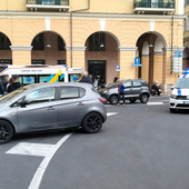 Auto contro moto nella rotatoria di piazza Dante a Imperia: un ferito Auto contro moto nella rotatoria di piazza Dante a Imperia: un ferito
