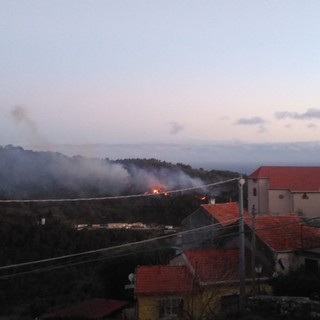 San Bartolomeo: a fuoco le colline tra Chiappa e il versante andorese