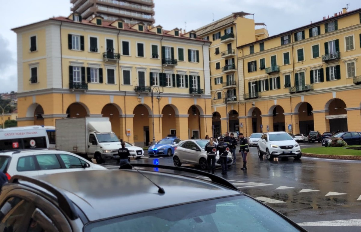 Imperia, tamponamento in piazza Dante: una ragazza ferita Imperia, tamponamento in piazza Dante: una ragazza ferita