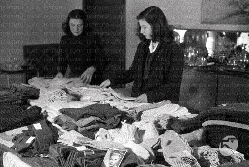 L'AMARCORD DEL SABATO.  Gennaio 1941: a Dolcedo gli scolari raccolgono le olive per comprare la lana che le alunne trasformeranno  in indumenti per i soldati in guerra
