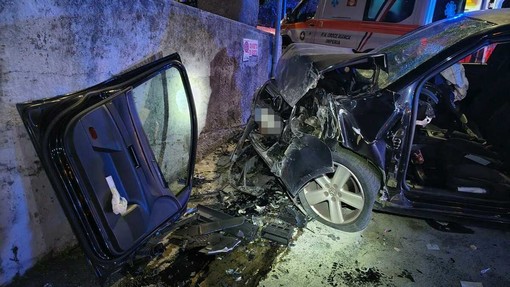 Porto Maurizio, auto si ribalta nella notte in via Verdi:  giovane al Santa Corona