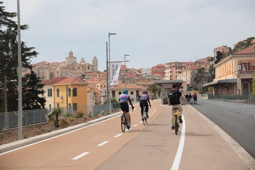Sicurezza e convivenza sulla ciclabile di Imperia, il grido d’allarme degli utenti Sicurezza e convivenza sulla ciclabile di Imperia, il grido d’allarme degli utenti