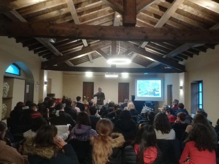 Gli studenti dell'I.C. di Pieve di Teco - Pontedassio a lezione di muretti a secco