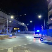 Imperia, camion della nettezza urbana in fiamme dalla rotonda di Castelvecchio