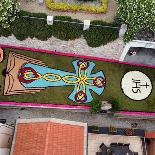 Diano Castello: splendidi tappeti multicolore per l'Infiorata del Corpus Domini (foto)