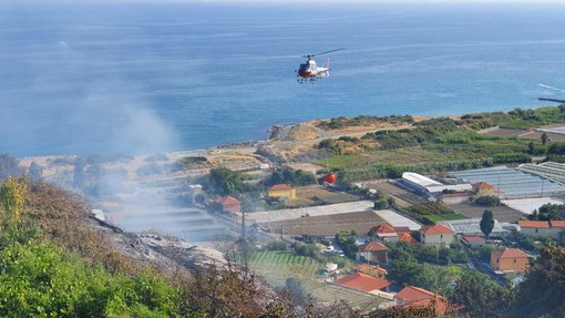 Riva Ligure: incendio di sterpaglie in zona 'Le Grange', intervento dei Vvf e strada provinciale chiusa (Foto e Video)
