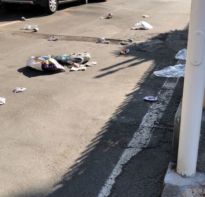 San Bartolomeo al Mare, abbandona un sacchetto di rifiuti in strada: multa da 600 euro