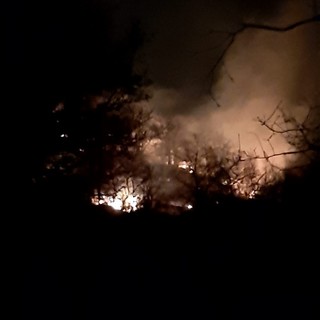 Villa Faraldi: incendio di sterpaglie per ora lontano dalle abitazioni, all'opera i Vigili del Fuoco