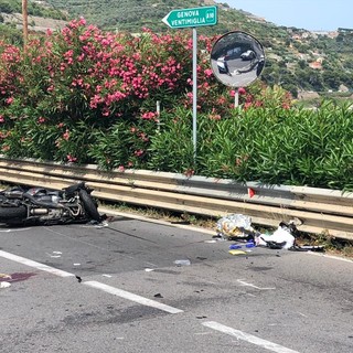 San Lorenzo al Mare, incidente moto-furgone al bivio di Civezza: 42enne in gravi condizioni (foto)