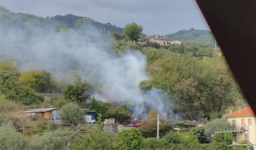 Incendio di sterpaglie in via Dolcedo a Imperia Incendio di sterpaglie in via Dolcedo a Imperia