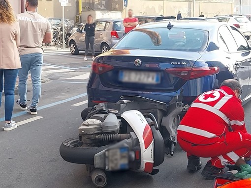 Imperia, scooter tampona auto in via Alfieri: ferito un motociclista (foto)
