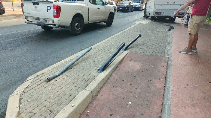 Imperia, camper invade la pensilina degli autobus in viale Matteotti