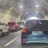 Incidente sull’A10 tra Arma di Taggia e Imperia Ovest: tamponamento tra auto e moto, una donna ferita e 5 chilometri di coda